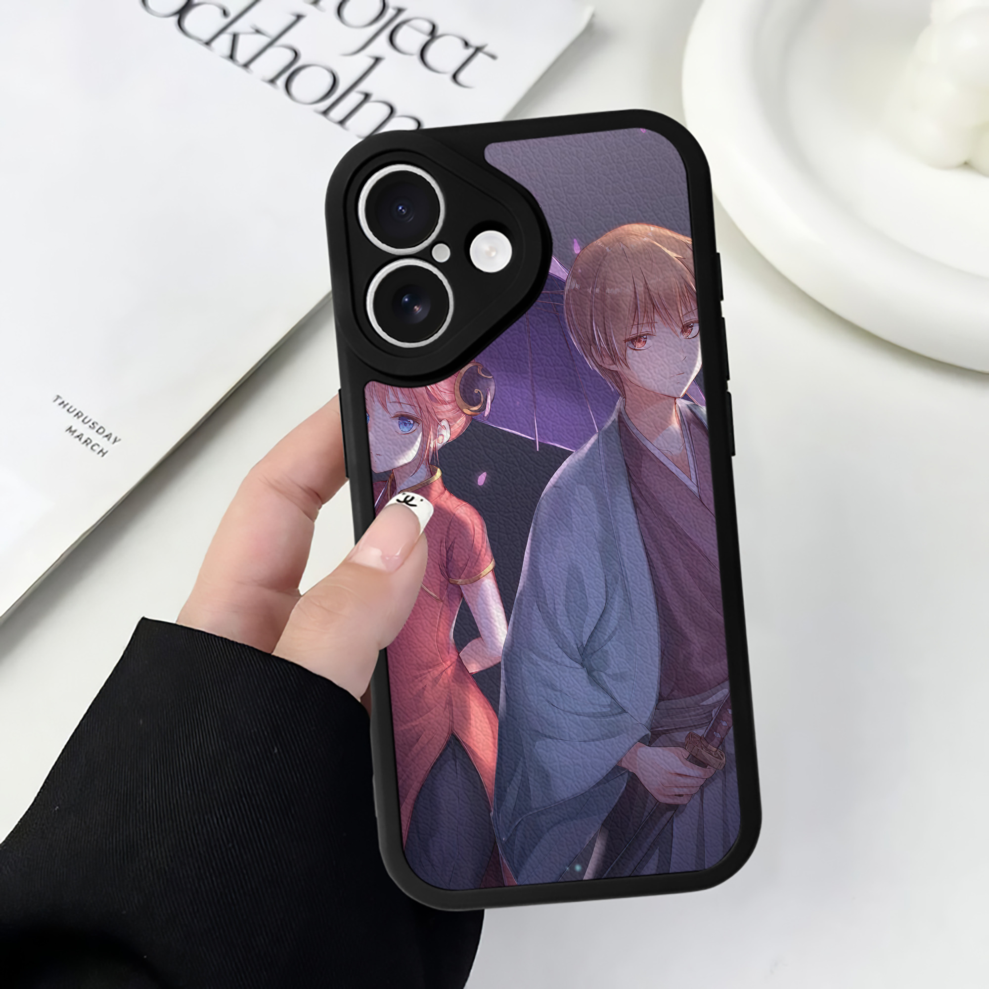 （画像用） ぎんたま 坂田銀時（さかたぎんとき） 神楽 志村新八（しむら しんぱち） GINTAMA Sakata Gintoki Kagura Shimura Shinpachi 【iPhone 16シリーズ対応】シリコンスマホケース（レザー調） 材質：シリコン
